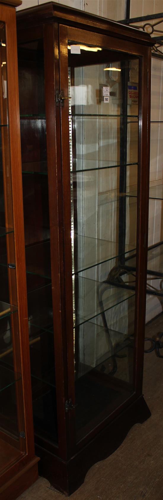 Mahogany glazed show cabinet(-)